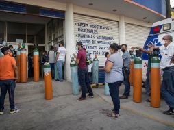 Personas hacen fila para comprar oxígeno debido al incremento de casos de COVID-19 en el municipio de Tehuantepec, Oaxaca. EFE/Luis Villalobos. EFE/L. Villalobos
