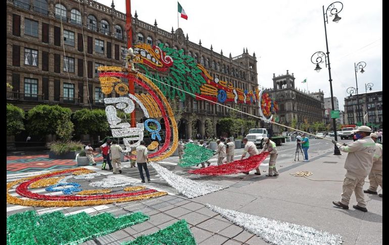 Trabajadores de la Dirección General de Servicios Urbanos instalaron las imágenes este martes. EFE/M. Guzmán