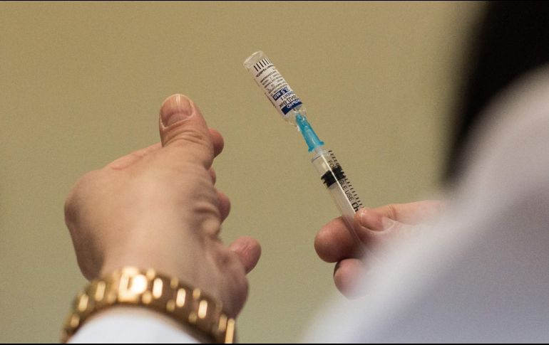 También podrán registrarse las personas mayores de 40 años que no han acudido a recibir su primer dosis. AFP / ARCHIVO