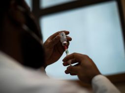 De los cuatro mil millones de vacunas administradas a nivel global, más del 80% han sido aplicadas en países de ingresos altos y medios, revela la OMS. AP / ARCHIVO