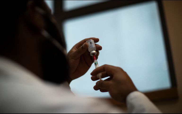 De los cuatro mil millones de vacunas administradas a nivel global, más del 80% han sido aplicadas en países de ingresos altos y medios, revela la OMS. AP / ARCHIVO