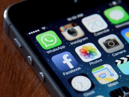 Según WhatsApp, la función de “reenviado” se agregó con la intención de evitar la difusión de cadenas maliciosas o con información falsa.EFE / ARCHIVO