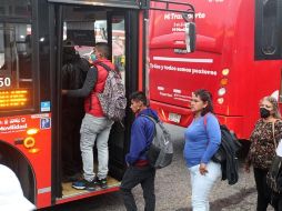 De 50 unidades que circularon en el punto entre las 7:30 y las 8:30, al menos 21 inclumplían con la medida. EL INFORMADOR/A. Camacho