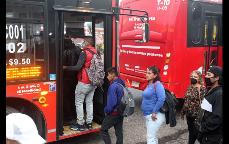 De 50 unidades que circularon en el punto entre las 7:30 y las 8:30, al menos 21 inclumplían con la medida. EL INFORMADOR/A. Camacho
