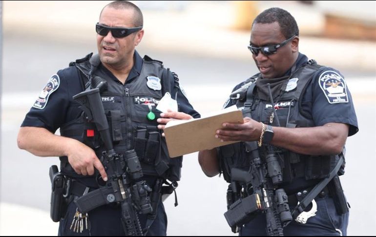 Detallan que el atacante murió tras dispararse con el arma del policía. EFE/J. Lo Scalzo