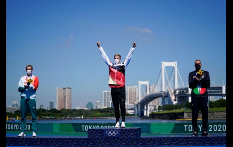 EL PODIO. El húngaro Kristóf Rasovszky se adjudicó la medalla de plata, mientras que el italiano Gregorio Paltrinieri fue bronce. AP/J. HONG