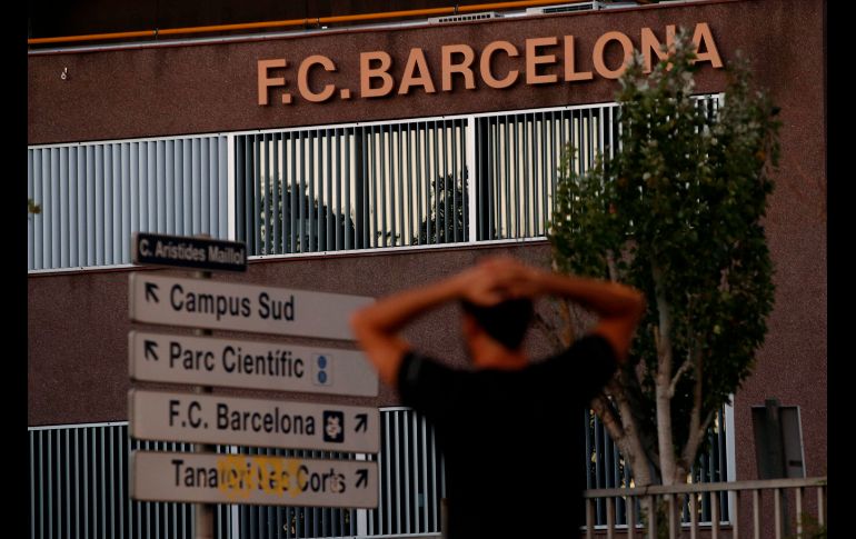 Algunos aficionados hicieron evidente su frustración y sentimiento ante el anuncio de la marcha del crack argentino. EFE/A. GARCÍA