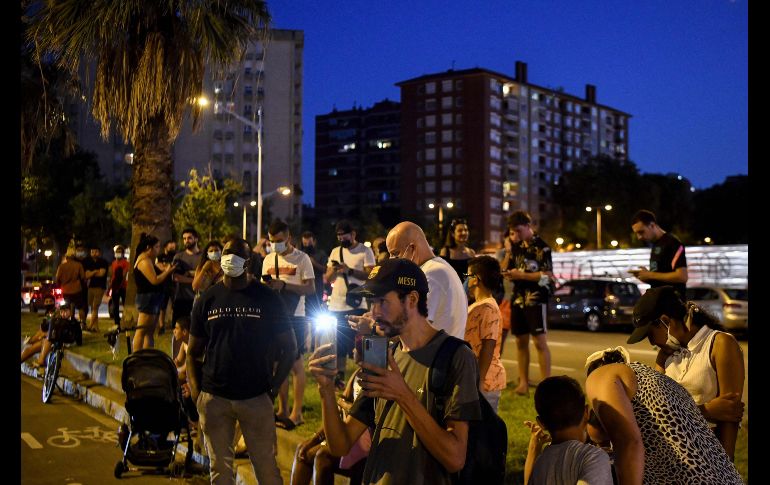 Otro sector de la afición visitó las inmediaciones del Camp Nou. AFP/P. BARRENA