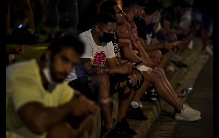 La afición culé se dio cita afuera de la Ciudad Deportiva sin motivo alguno, simplemente sentarse a reflexionar como si esperaran que solo fuera un sueño. AFP/P. BARRENA