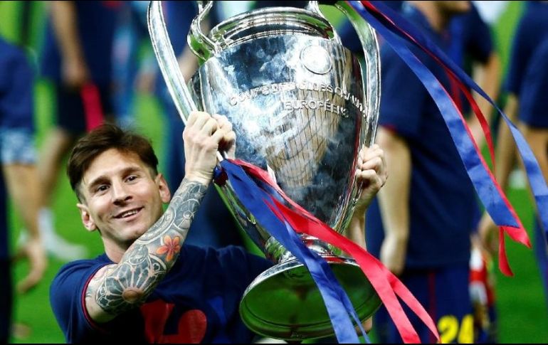 Levantando la copa de la Liga de Campeones tras imponerse a la Juventus el 6 de junio de 2015. REUTERS