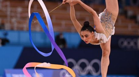 Fue en su tercera actuación que Rut Castillo apareció con un listón y utilizó de fondo la canción del compositor Roberto Cantoral, reconocida por la interpretación de José José. AFP / M. Bureau