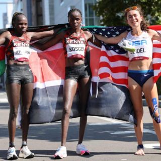 Kenia hace el 1-2 en maratón femenil