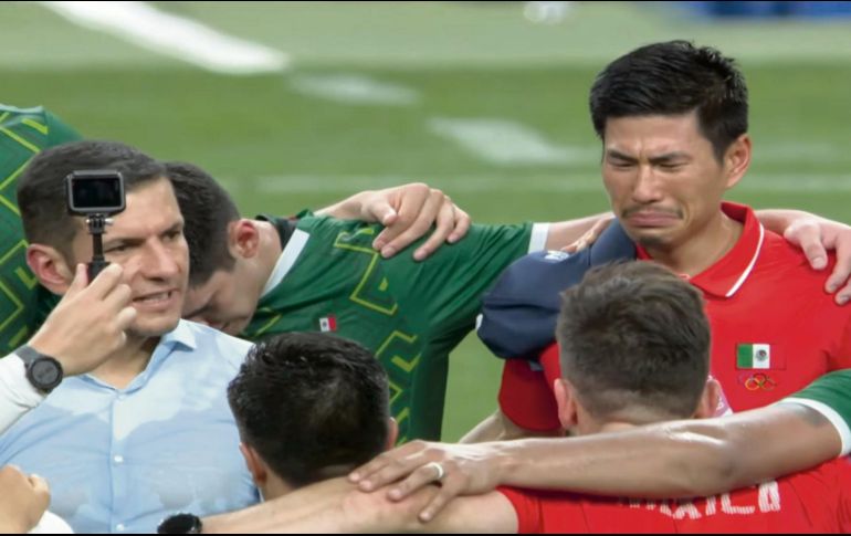 Lágrimas de felicidad. El japonés, que dirige en México, no pudo contener el llanto. ESPECIAL