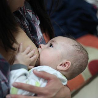 Lactancia materna juega papel crucial como defensa ante patógenos como COVID-19