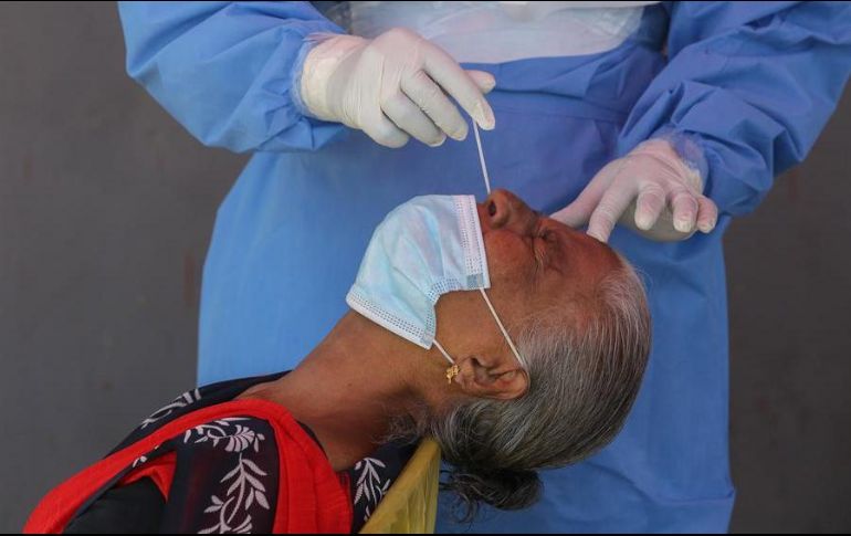 La cifra de muertes en EU se elevó en las últimas dos semanas desde alrededor de 270 muertes por día a casi 500 el viernes. EFE/C. Karunarathne