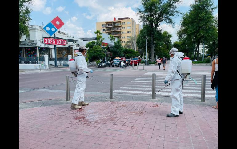 Autoridades entregan cubrebocas y realizan labores de perifoneo para difundir las medidas de prevención. ESPECIAL/Gobierno de Guadalajara