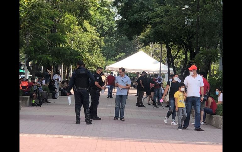 Autoridades entregan cubrebocas y realizan labores de perifoneo para difundir las medidas de prevención. ESPECIAL/Gobierno de Guadalajara