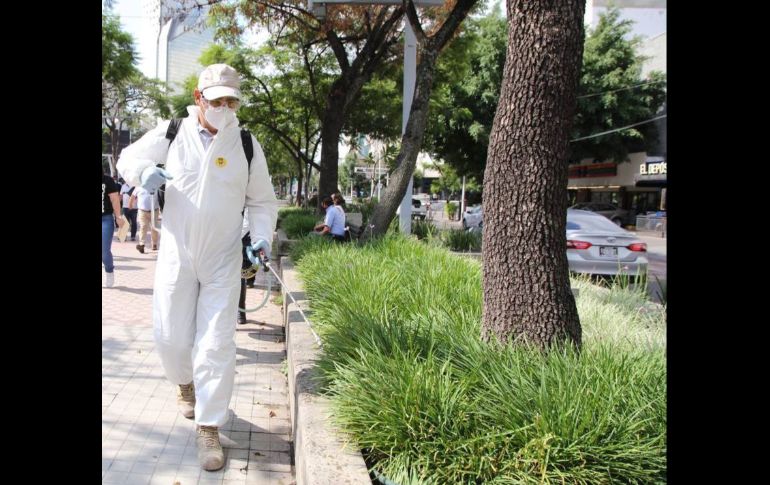 Autoridades entregan cubrebocas y realizan labores de perifoneo para difundir las medidas de prevención. ESPECIAL/Gobierno de Guadalajara