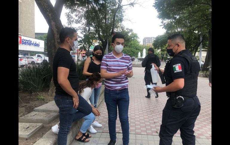 Autoridades entregan cubrebocas y realizan labores de perifoneo para difundir las medidas de prevención. ESPECIAL/Gobierno de Guadalajara