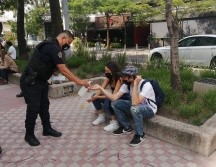 Autoridades entregan cubrebocas y realizan labores de perifoneo para difundir las medidas de prevención. ESPECIAL/Gobierno de Guadalajara