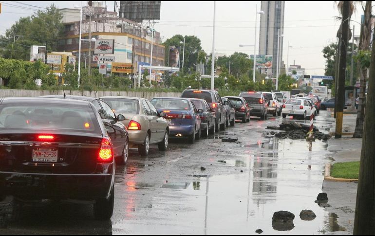 Hubo registro de encharcamientos de hasta 40 centímetros en avenida Patria y calle Santo Tomás, sin autos varados. EL INFORMADOR/ARCHIVO