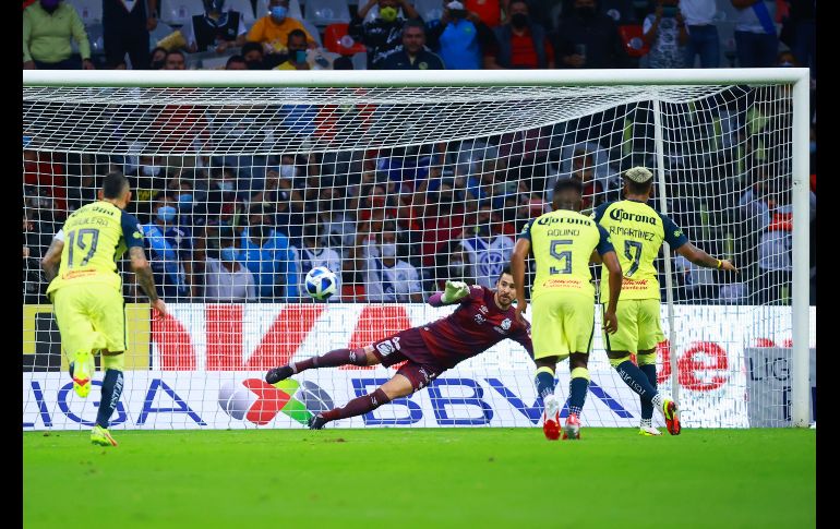 EL PRIMERO. Con mucha frialdad, Roger Martínez marcó desde los 11 pasos. IMAGO7