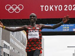 Eliud Kipchoge es el tercer atleta con múltiples medallas de oro en el maratón varonil, al lado de Abebe Bikila (1960, '64) y Waldemar Cierpinski ('76, '80). AFP/C. Triballeau