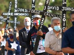 Al cumplirse el segundo aniversario de la masacre en una tienda Walmart, en El Paso, Texas, la comunidad latina recordó este martes los nombres de las 23 víctimas del peor ataque racista en EU. EFE/J. Rosales