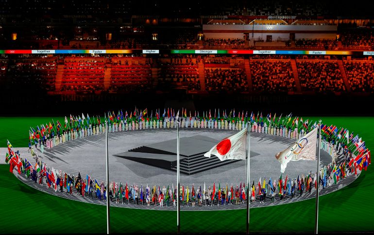 Con el Himno Nacional de Japón sonando en el Estadio Olímpico, comienza la ceremonia de clausura de estos Juegos Olímpicos. EFE / K. Forsterling