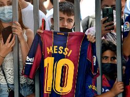 Afuera del Camp Nou los aficionados también se dieron cita para decirle adiós a Messi. AFP / P. Barrena