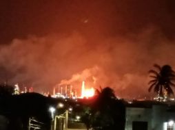 Vecinos de la zona compartieron videos y fotos del incendio durante la madrugada del sábado. TWITTER / @CEPCO_GobOax