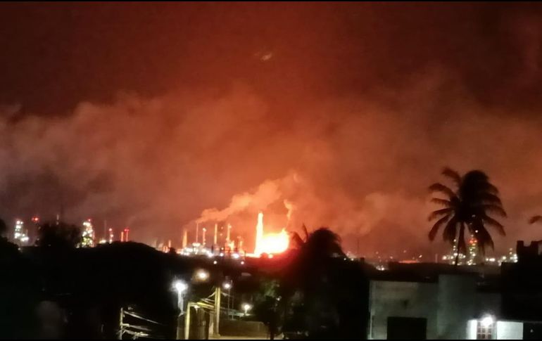 Vecinos de la zona compartieron videos y fotos del incendio durante la madrugada del sábado. TWITTER / @CEPCO_GobOax
