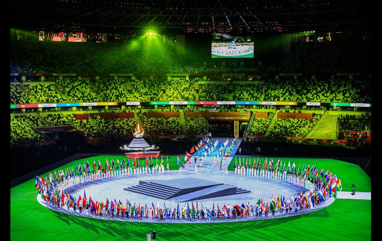 Las delegaciones desfilaron para despedirse de Tokio 2020, entre luces música y fuegos artificiales. MEXSPORT/A. MACÍAS
