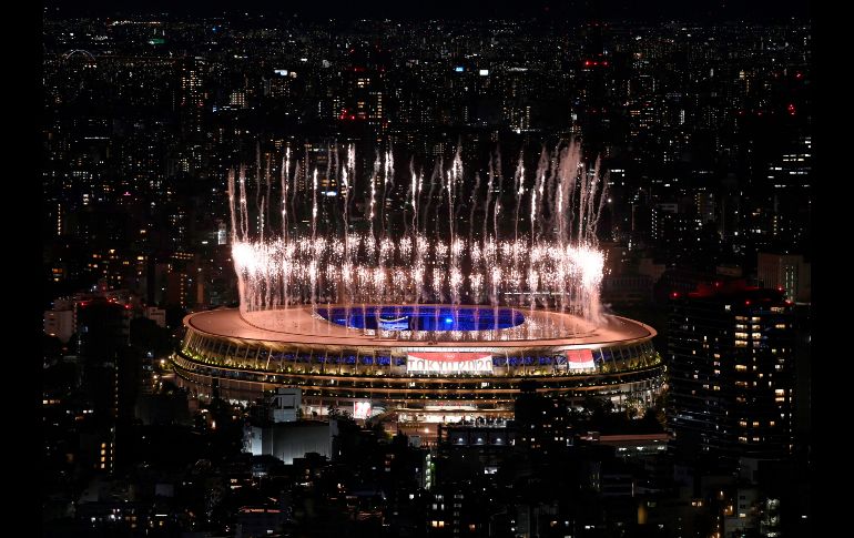 Los fuegos artificiales no podían faltar y desde fuera del Estadio se veían aún mejor. EFE/T. KOVACS