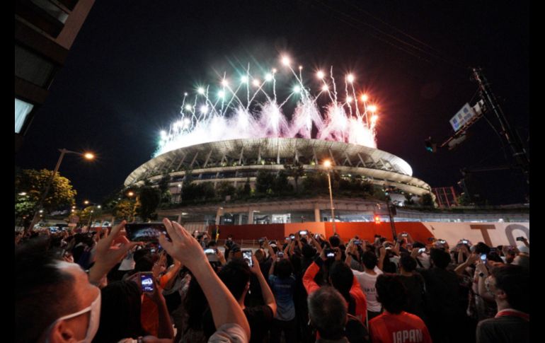 Aficionados y prensa observaron los fuegos artificiales de la clausura. AP/K. KOMIYA