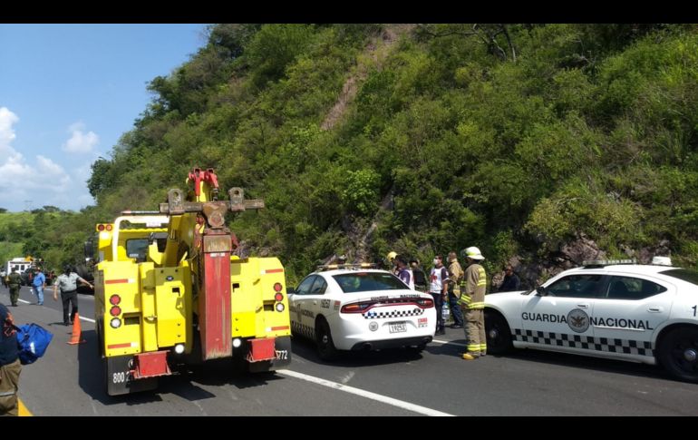 La volcadura ocurrió en el kilómetro 80 de la autopista Guadalajara – Tepic, muy cerca del municipio de Hostotipaquillo, Jalisco. ESPECIAL