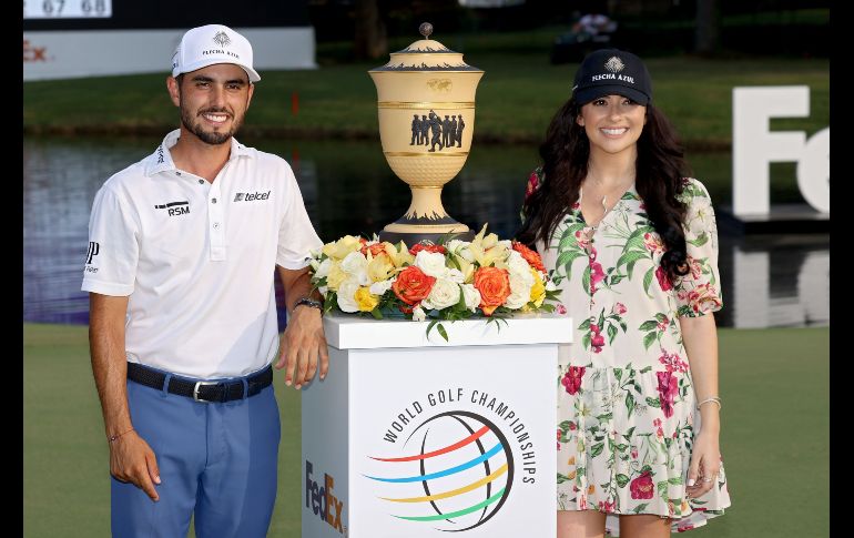 Abraham Ancer y su esposa embarazada posaron junto a la copa. AFP/S. GREENWOOD