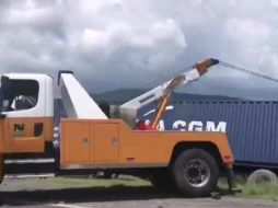 El operador de una grúa asistió al transportista y durante casi una hora la autopista en el sentido a Colima estuvo cerrada. ESPECIAL