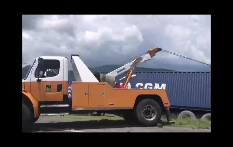 El operador de una grúa asistió al transportista y durante casi una hora la autopista en el sentido a Colima estuvo cerrada. ESPECIAL
