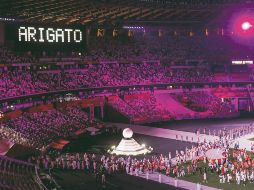 Adiós. El pebetero cerró sus hojas y la esfera apagó el fuego olímpico, que se encenderá de nuevo en tierras europeas. EFE