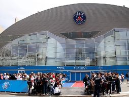 Este lunes toda la atención está centrada en Lionel Messi, llegó gente con la camiseta del equipo, gente sobre todo joven, y algún padre con sus hijos. AFP / Z.Abdelkafi