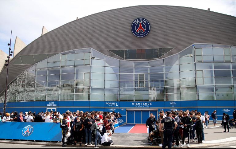 Este lunes toda la atención está centrada en Lionel Messi, llegó gente con la camiseta del equipo, gente sobre todo joven, y algún padre con sus hijos. AFP / Z.Abdelkafi