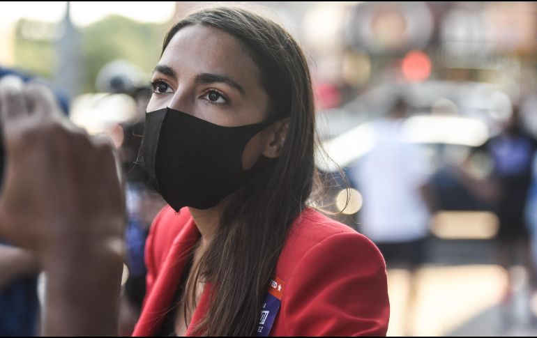 Sobre sus posibles aspiraciones en el futuro a la Casa Blanca, Ocasio-Cortez contesta que no quiere mirar tan a largo plazo para no dejar en tela de juicio su compromiso con su trabajo actual. AFP / ARCHIVO
