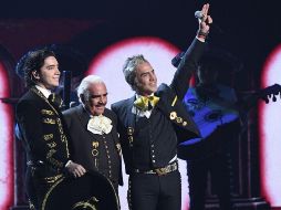 Vicente Fernández está en terapia ante lo delicado de la lesión que presentó a causa de una caída en su casa. AFP / ARCHIVO