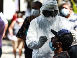 Trabajadores de Salud realizan pruebas para detectar el COVID-19 este lunes en Acapulco, Guerrero. EFE/D. Guzmán