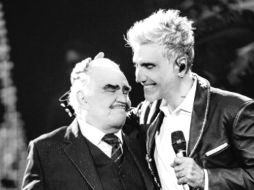 Alejandro Fernández. El cantante, a través de su cuenta en Instagram, compartió esta fotografía junto a su padre sobre el escenario. Especial