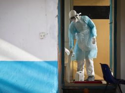 Un trabajador sanitario en un hospital en Kenia donde se trató a un hombre que estuvo en contacto con un enfermo del virus de Marburgo en 2014. AP/ARCHIVO