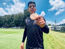 Jesús Angulo presume su medalla de bronce obtenida en los Juegos Olímpicos de Tokio 2020. ESPECIAL