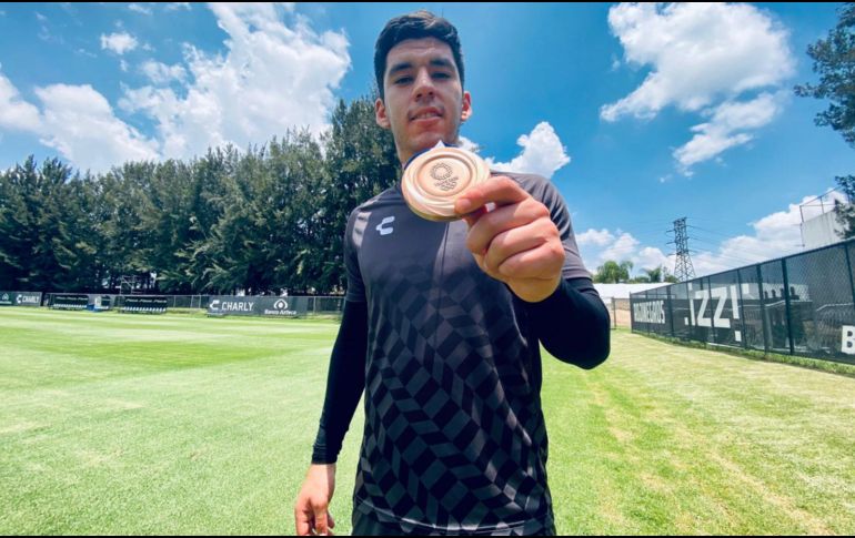 Jesús Angulo presume su medalla de bronce obtenida en los Juegos Olímpicos de Tokio 2020. ESPECIAL