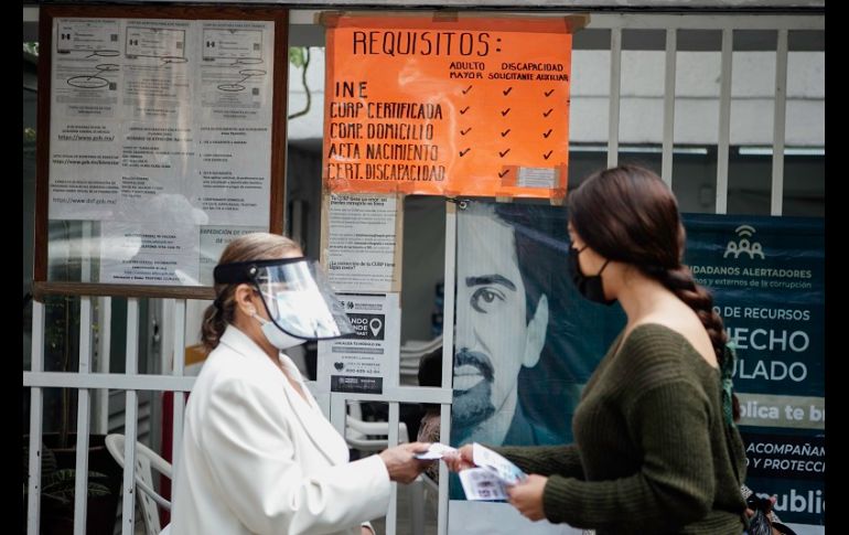Muchos adultos mayores hicieron un gasto económico para llegar a las instalaciones, y por el estado físico y de salud será difícil para ellos recuperarlo. EL INFORMADOR/G. Gallo